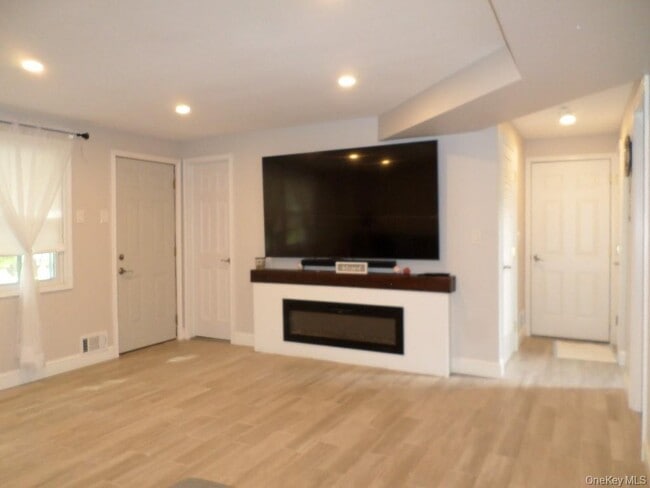 Building Photo - 8 Jodi Ln