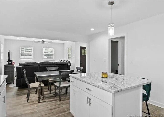 Building Photo - 150 Della Dr