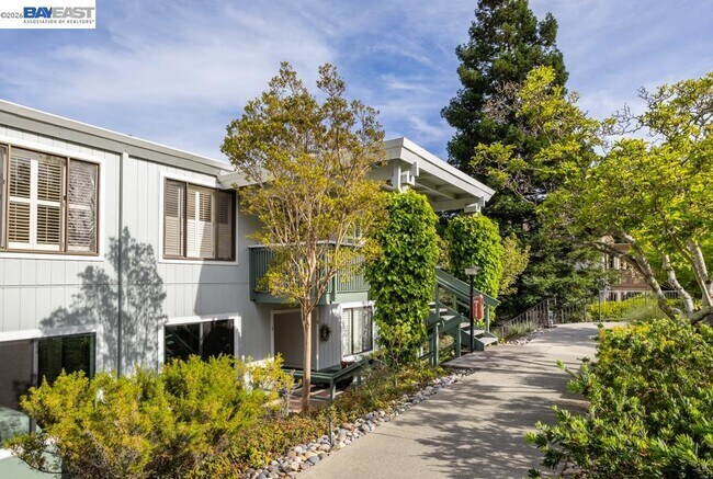 Building Photo - 1301 Leisure Ln