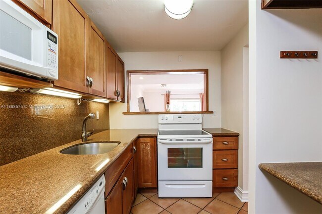 Building Photo - 8650 SW 67th Ave