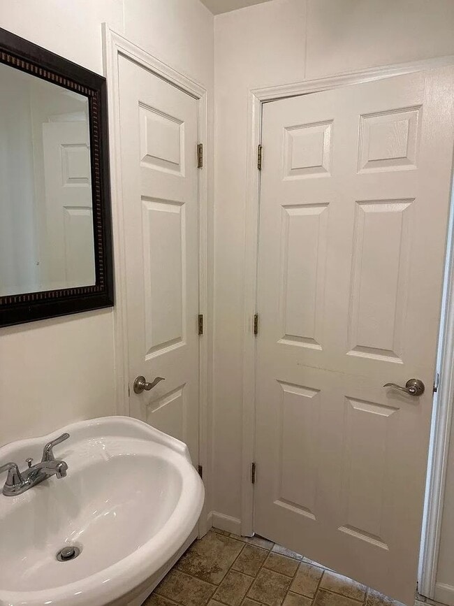 Building Photo - 701 N Florence St