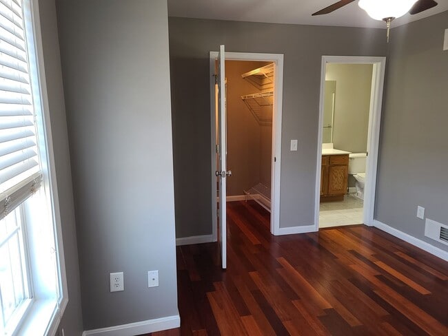 Building Photo - 3 Bedroom 2 1/2 bath end unit Townhome for...
