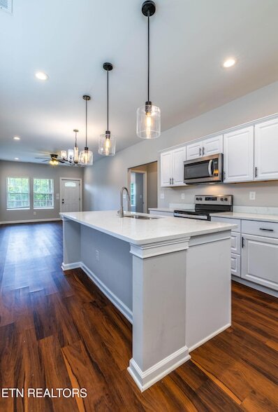 Building Photo - 619 Midlake Dr NE