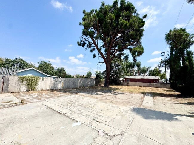 Building Photo - 2 bed 2 bath Single family home with a big...
