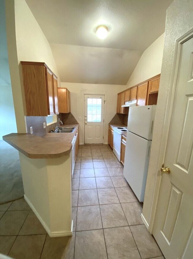 Building Photo - 904 Crymes Ln