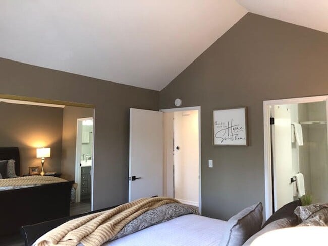 Building Photo - Desirable Redwood Shores Townhouse