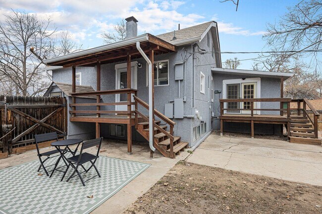 Building Photo - Duplex unit near Downtown! Utilities included!