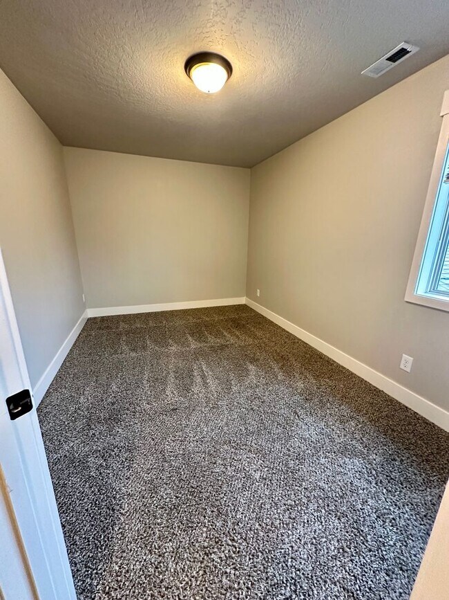 Building Photo - 3 bed/ 3.5 Bath Townhome in Cheney