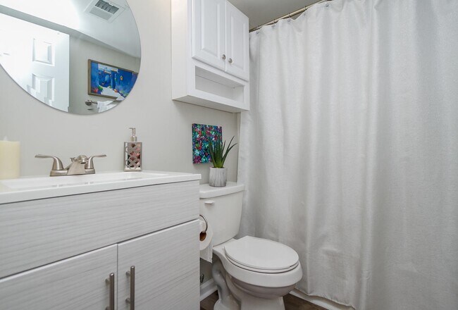 Building Photo - 1002 Windsong Cir