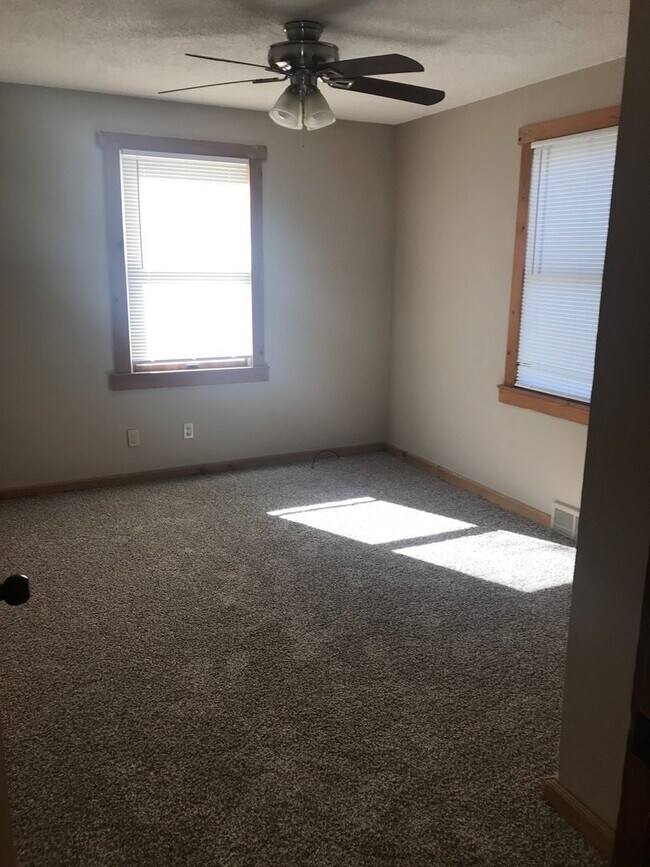 Building Photo - COMING SOON! Cute South County Cottage with White Picket fence, and  Garage