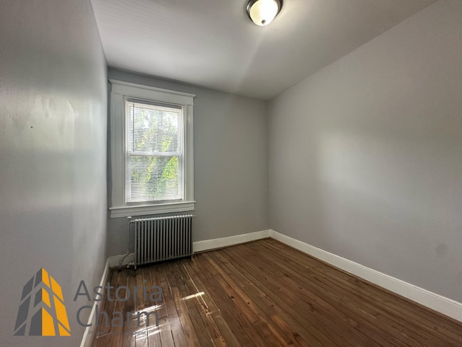 Building Photo - 4 bedroom 1 bath or 3 bedroom + den AVAILA...