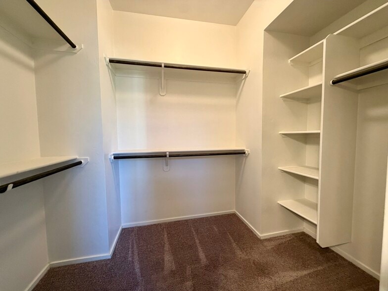 Master Closet - 478 S Contempo Dr