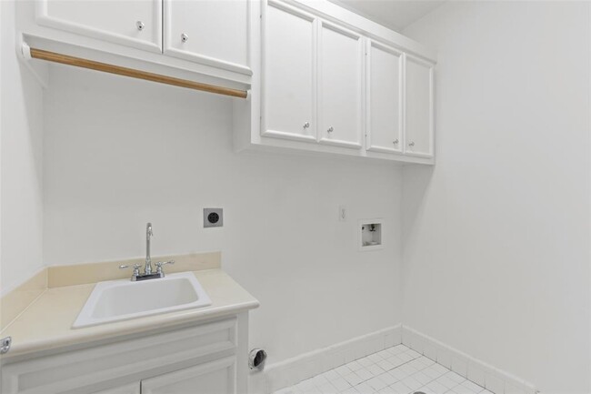 Building Photo - 6406 Rodrigo St