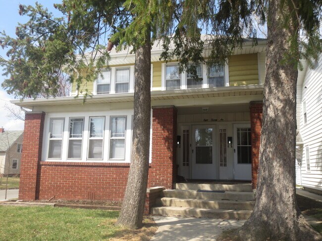 Building Photo - 826 Nuttman Ave