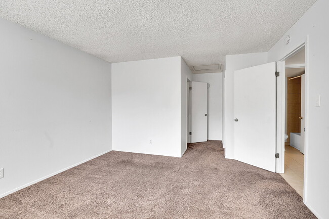 Building Photo - $2,200 - 3 Bed 3 Bath Home with 2 Primary ...