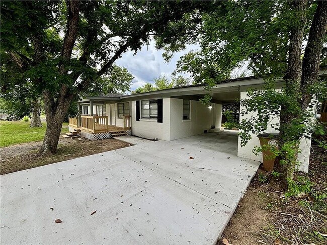 Building Photo - 466 Pinehill Dr