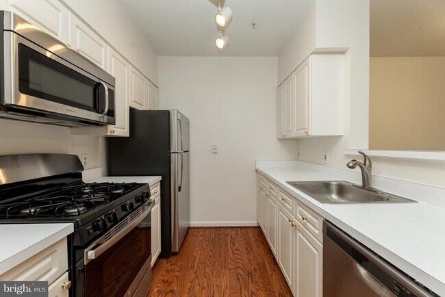 Building Photo - 2204 Westcourt Ln