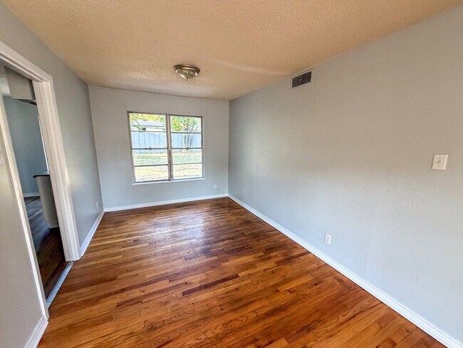 Building Photo - 121 Vandenburg Dr