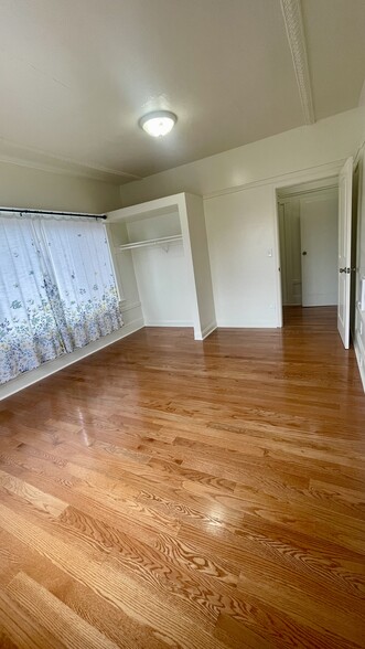 Building Photo - 566 53rd St