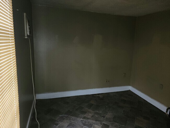 Building Photo - 1485 E Mallory Ave