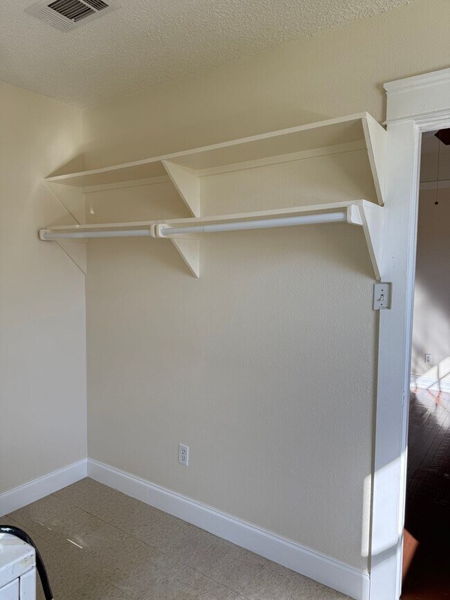Building Photo - (OTR)4718Euphr