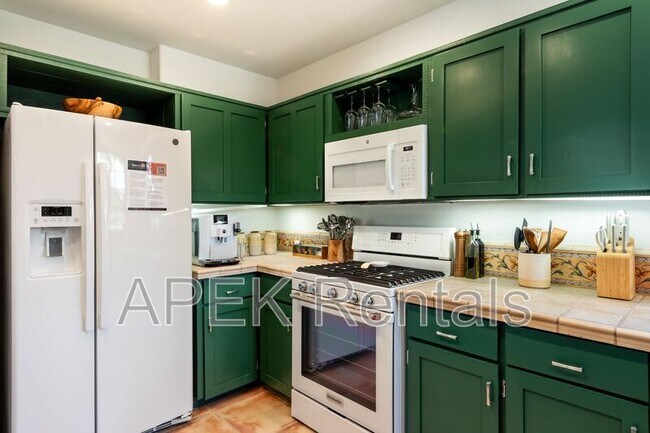 Building Photo - 690 W Linda Vista Dr