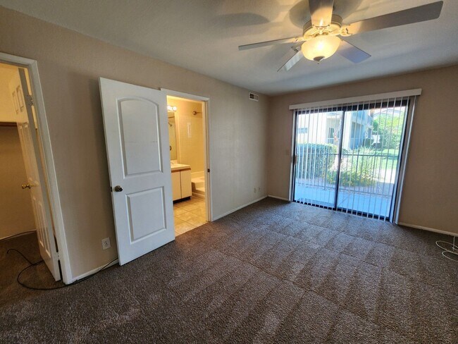 Building Photo - Lovely 2 Bed 2 Bath Downstairs Condo in Gr...