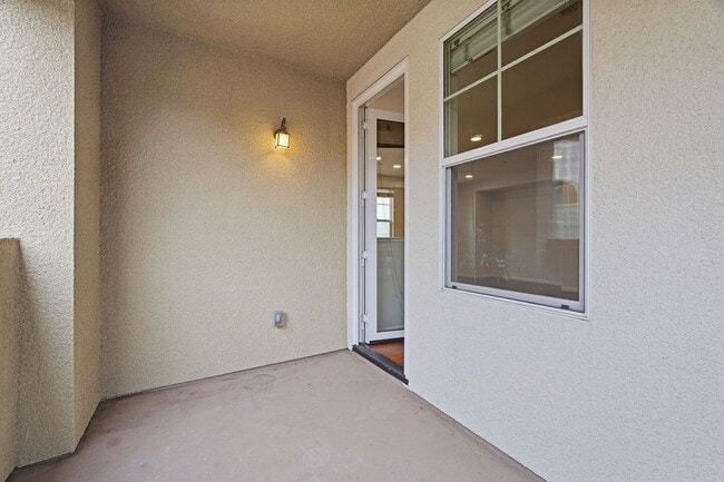 Building Photo - Spacious 2BR/2BA End-Unit Condo for rent in Warm Springs – Montebello Community