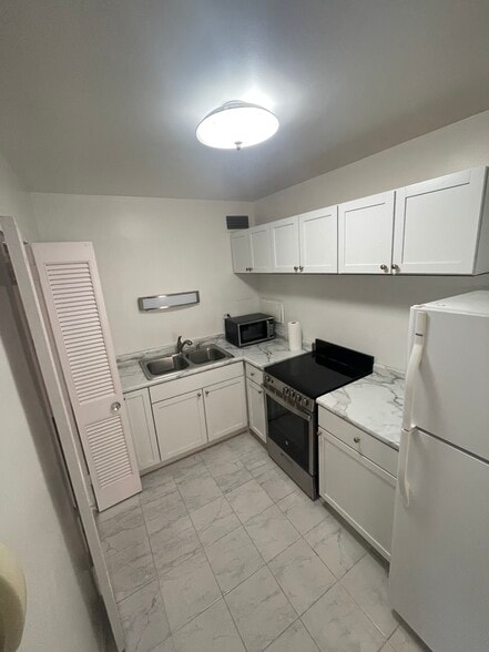 Kitchen - 360 W Wellington Ave