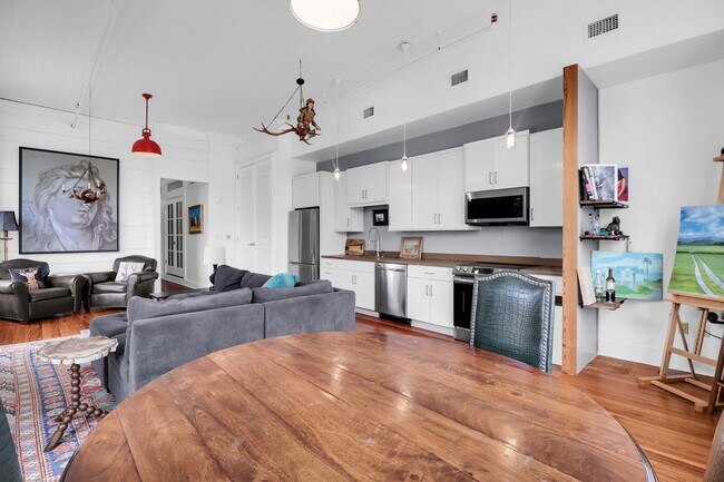 Building Photo - Stunning Corner Loft in the Heart of Historic Downtown Savannah