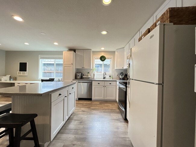 Building Photo - Charming Home Near Nike Campus with Vaulted Ceilings & Updated Kitchen