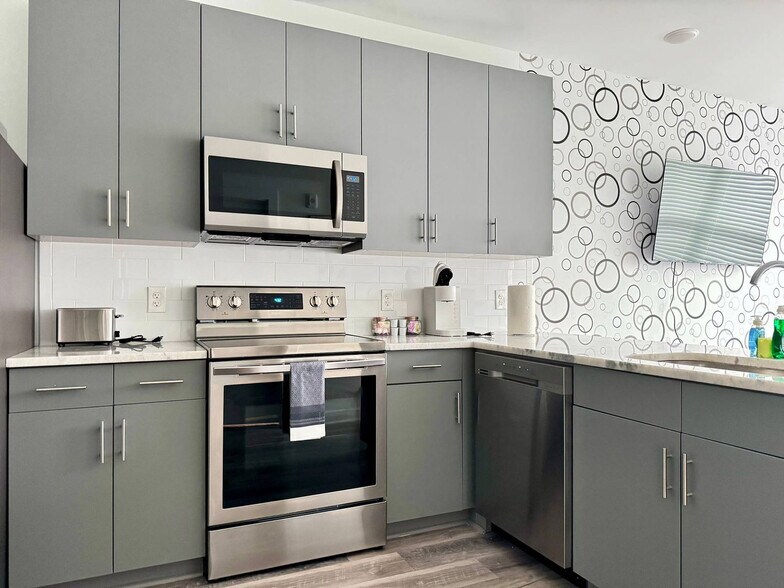 Building Photo - 525 Parkway Dr NE