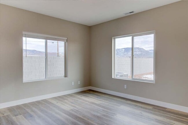 Building Photo - Elite 4 bedroom Townhome/Move in specials!