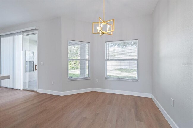 Building Photo - 32 Roxton Ln