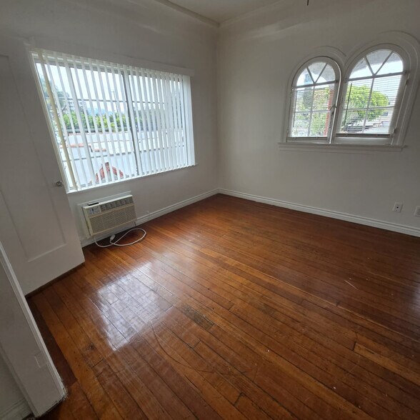 Building Photo - 833 N Formosa Ave