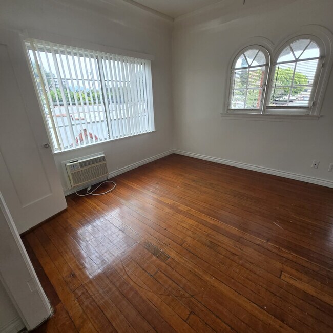 Building Photo - 833 N Formosa Ave