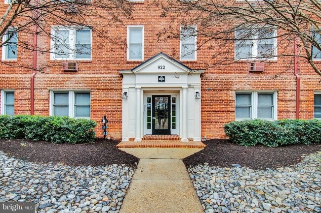 Building Photo - 922 S Washington St