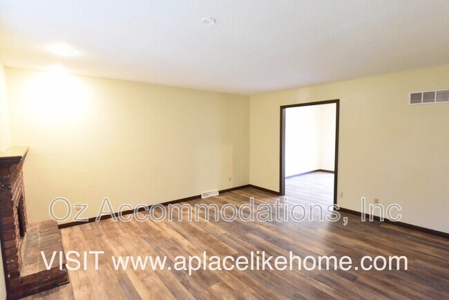 Building Photo - 608 E 78th St