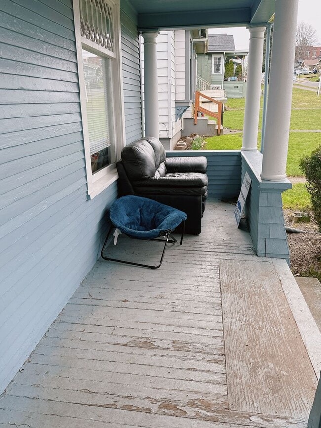 Building Photo - PRELEASING:  5 bdrm/3 bath on High Street!