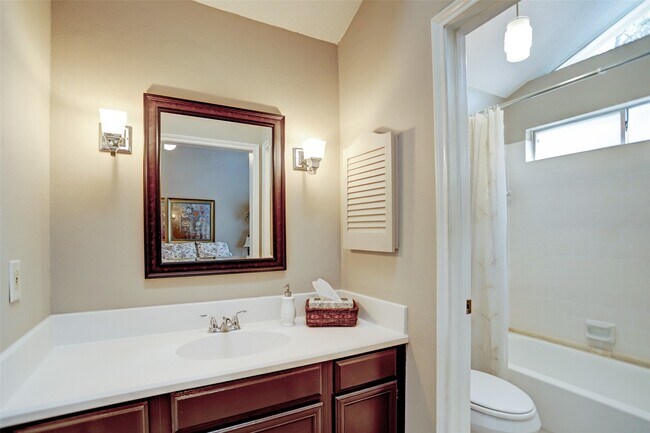 Building Photo - 12 Fairmeade Bend Dr
