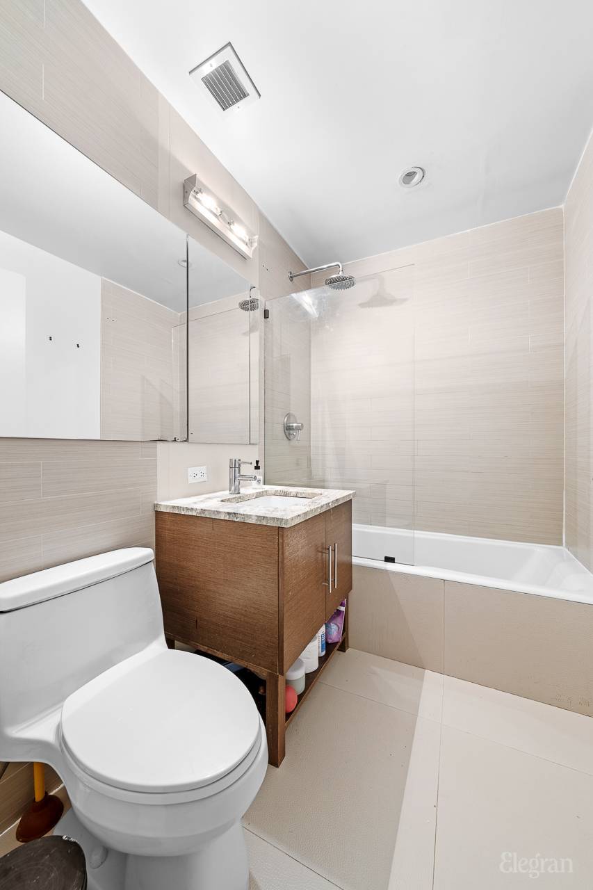 Building Photo - 505 W 47th St