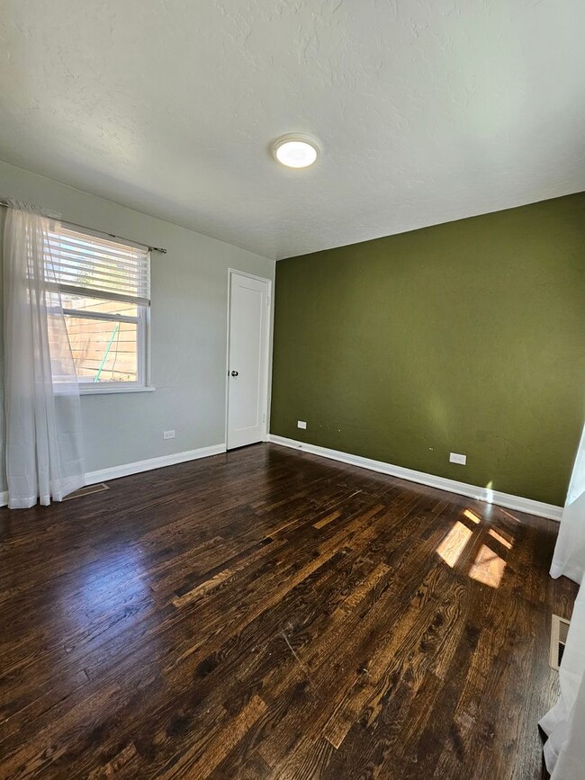 Building Photo - Heart of the City 1949 Charmer 2 Bed 1 Bat...