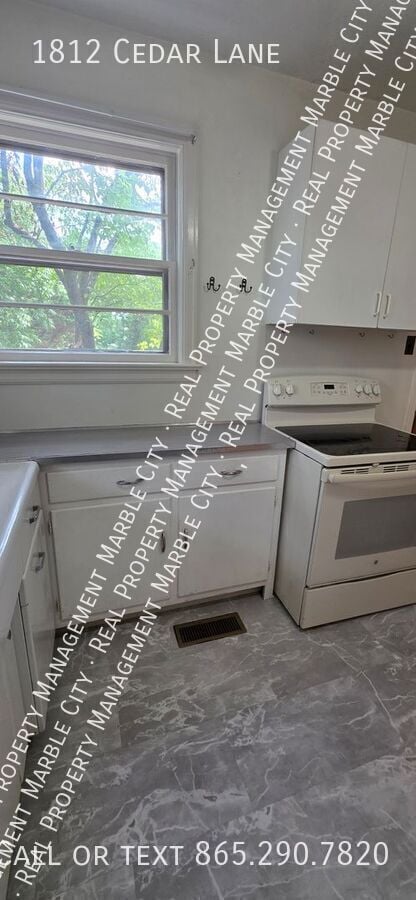 Building Photo - 1812 Cedar Ln