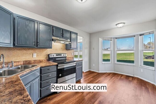 Building Photo - Now Available 3 bedroom 2.5 baths