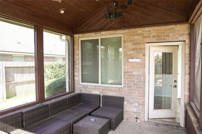Building Photo - 10234 Five Oaks Ln