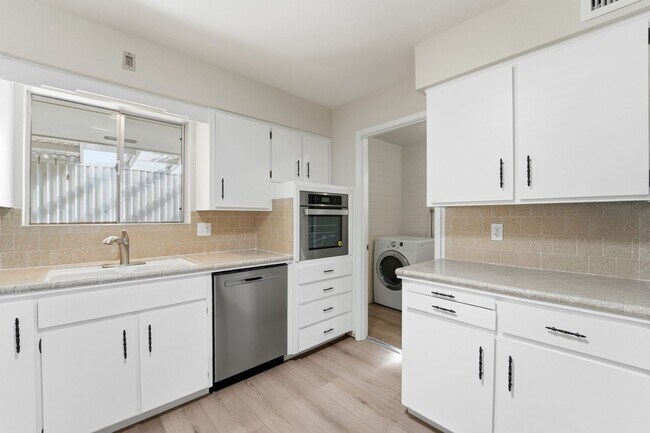 Building Photo - Spacious 3 Bed in Dreamland Villa | Corner Lot + Circular Drive