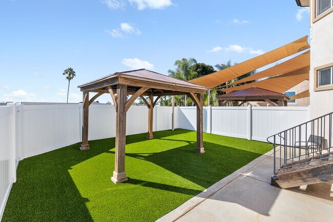 Building Photo - Spacious 7-Bedroom Home with Ocean Views i...