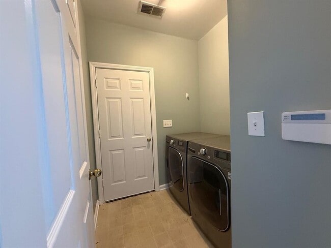 Building Photo - 1173 Island Pl E