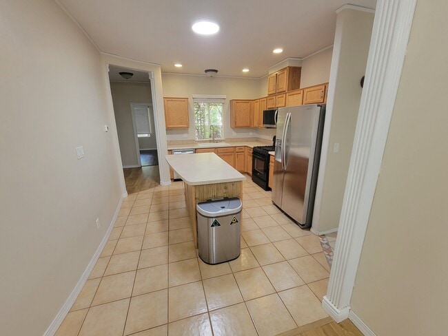 Building Photo - 705 Aster