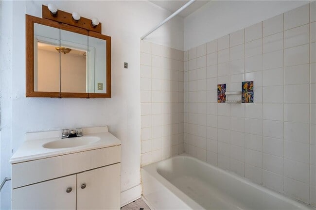 Building Photo - 1801 Oakmont Dr NW